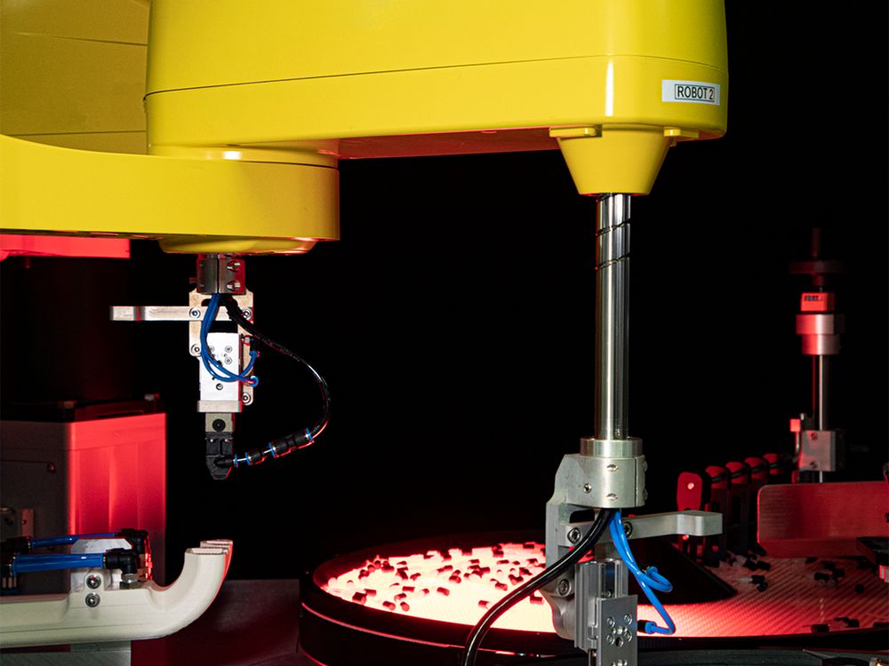 Bras robotisé automatisant la manipulation et la distribution de contenants en verre sur une ligne de production