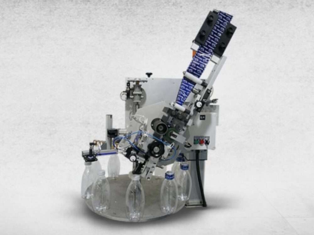 Une machine de pose de manchons d'inviolabilité sur bouteilles
