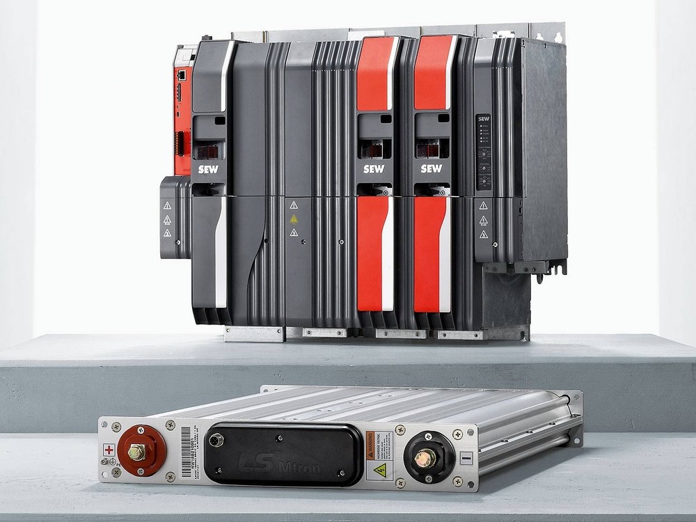 Modules électroniques de contrôle et d'entraînement industriel présenté sur un support.